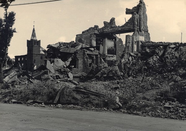 Das Foto zeigt die zerstörte St.-Angela-Schule.