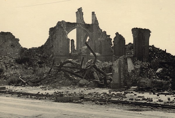 Das Bild zeigt Reste der zerstörten Annakirche.