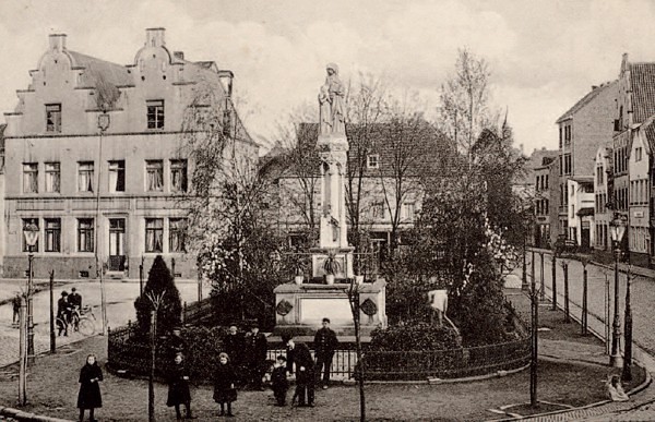 Das Foto zeigt die Anna-Statue in der Vorkriegszeit.