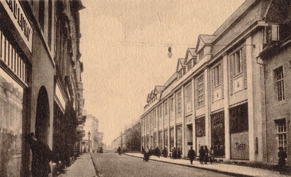 Das Foto zeigt das Warenhaus Leonhard Tietz AG (heut Kaufhof) in der Vorkriegszeit.