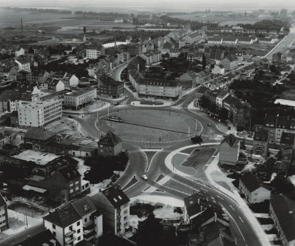 Das Foto zeigt den Kölnplatz in der Wiederaufbauzeit.
