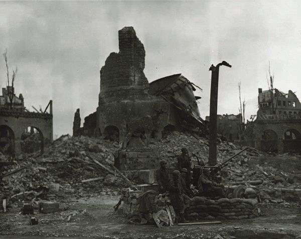 Das Foto zeigt den zerstörten Kölnplatz.