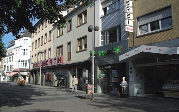 Das Foto zeigt einen Teil der Fußgängerzone in der Kölnstraße heute.