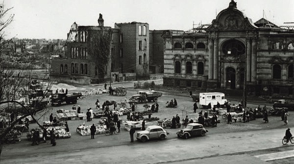 Das Foto zeigt den Hoeschplatz mit dem Leopold-Hoesch-Museum in der Nachkriegszeit.