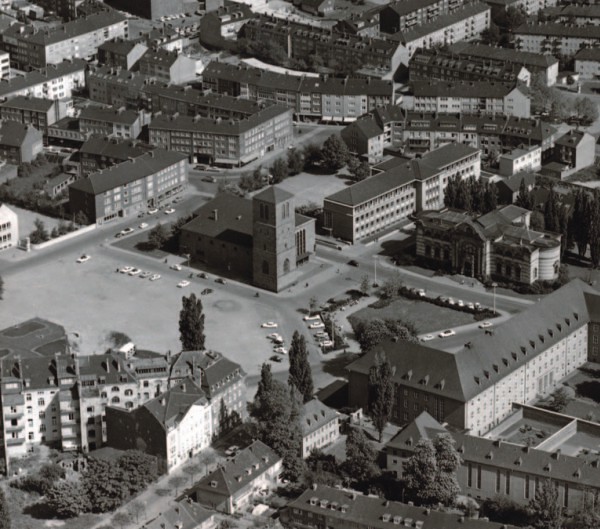 Das Foto zeigt eine Luftaufnahme des Hoeschplatzes. In der Mitte ist die wiederaufgebaute Marienkirche zu sehen.