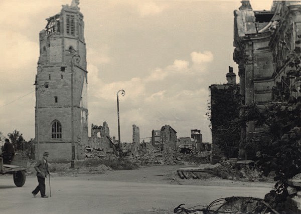 Das Foto zeigt die zerstörte Marienkirche. Rechts ist das Leopold-Hoesch-Museum zu sehen.