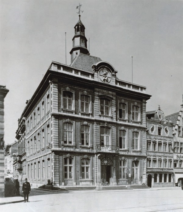 Das Foto zeigt das Rathaus auf dem Markt in der Vorkriegszeit.