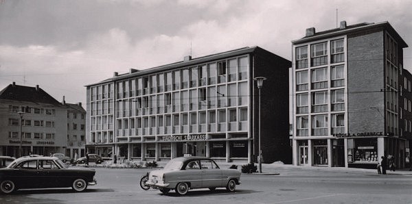 Das Foto zeigt den Marktplatz in den 60er Jahren.