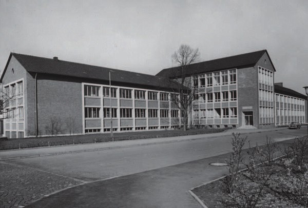 Das Foto zeigt die wiederaufgebaute Martin-Luther-Schule.