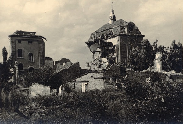 Das Foto zeigt die zerstörte Martin-Luther-Schule.