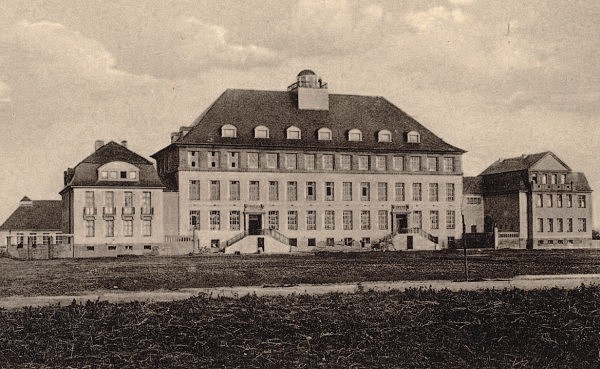 Das Foto zeigt die Ostschule in der Vorkriegszeit.