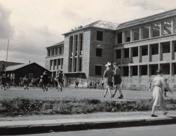 Das Foto zeigt die wiederaufgebaute Peschschule.