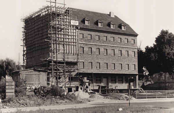 Das Foto zeigt die Pleußmühle in der Wiederaufbauzeit.