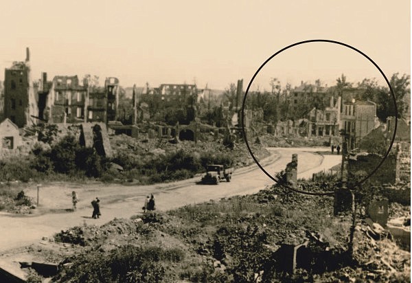 Das Foto zeigt unter anderem die zerstörte Pleußmühle (die Ruine ist durch einen Kreis markiert).
