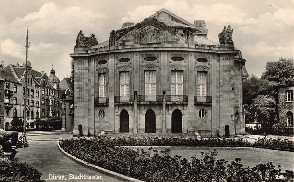 Das Foto zeigt das prachtvolle Stadttheater in der Vorkriegszeit.