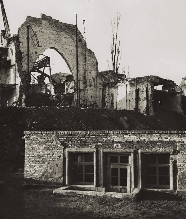 Das Foto zeigt das zerstörte Stadttheater einige Jahre nach dem Krieg.