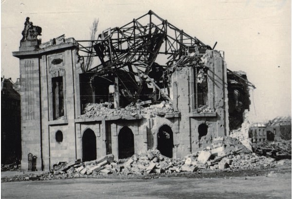 Das Foto zeigt das zerstörte Stadttheater.