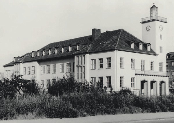 Das Foto zeigt die Südschule nach dem Wiederaufbau.