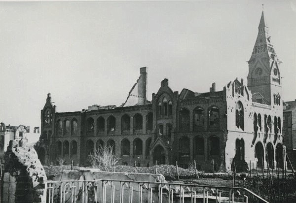 Das Foto zeigt die zerstörte Südschule.