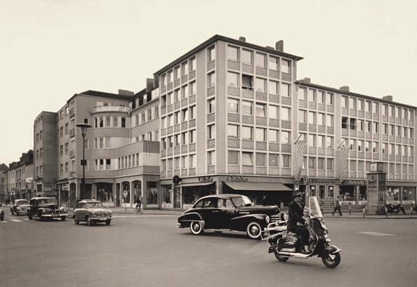 Das Foto zeigt den Wirteltorplatz nach dem Wiederaufbau.