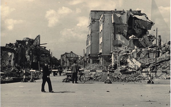 Das Foto zeigt den zerstörten Wirteltorplatz.