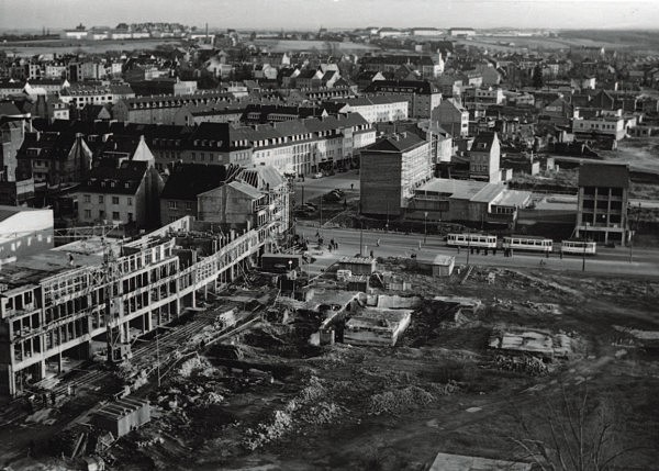 Das Foto zeigt die Zehnthofstraße in der Wiederaufbauzeit.