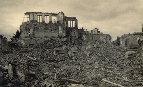 Das Foto zeigt die zerstörte Zehnthofstraße.