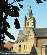 Das Foto zeigt eine Aufnahme der Kirche St. Arnoldus in Düren-Arnoldsweiler.