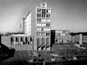 Das Foto zeigt eine Frontansicht des Rathauses kurz nach seiner Fertigstellung.