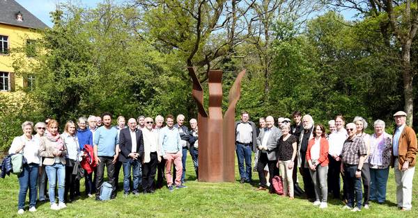 Gruppenbild um Stahlskulptur im Barockgarten von Schloss Burgau.