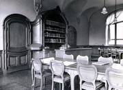 Von 1905 bis 1971 war die Stadtbücherei im Leopold-Hoesch-Museum untergebracht. Das Foto zeigt die Ausleihtheke und den Lesesaal um 1905.