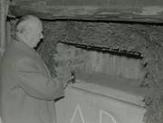 Das Foto zeigt Oberbürgermeister Heinrich Spies bei der Grundsteinlegung.