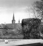 Der "Dicke Turm" am Altenteich mit einem Stück Stadtmauer. Hinter dem ehemaligen Kapuzinerkloster ist der Turm der Annakirche zu sehen.