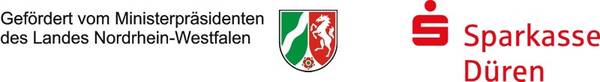Die Grafik zeigt das Wappen des Landes Nordrhein-Westfalen mit dem Schriftzug "Gefördert vom Ministerpräsidenten des Landes Nordrhein-Westfalen" sowie das Logo der Sparkasse Düren.