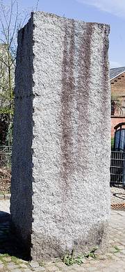 Das Foto zeigt die Rückriem-Stele in Lendersdorf.
