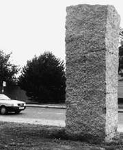 Das Foto zeigt die Rückriem-Stele in Arnoldsweiler.