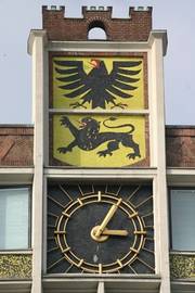 Das Foto zeigt das Wappen der Stadt Düren am Rathaus.