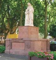Die Sandsteingruppe der Heiligen Anna mit Marienkind wurde 1884 auf dem Platz Altenteich/Weierstraße anlässlich des 60jährigen Priesterjubiläums von Dechant Vaßen errichtet.