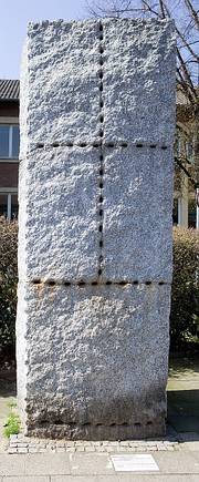Das Foto zeigt die Rückriem-Stele in der Wernersstraße.