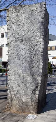 Das Foto zeigt die Rückriem-Stele in der Schützenstraße.