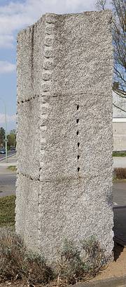 Das Foto zeigt die Rückriem-Stele in Gürzenich.