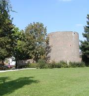 Das Foto zeigt eine Aufnahme des "Dicken Turms" am Altenteich. Heute gehört der Turm zum Gelände des Stiftischen Gymnasiums.