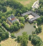 Das Foto zeigt eine Luftansicht auf Schloß Burgau.