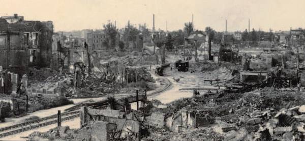 Das Foto zeigt den zerstörten Marktplatz.