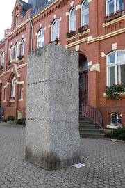Das Foto zeigt die Rückriem-Stele im Stadtteil Birkesdorf.