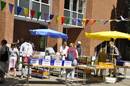Im letzten Jahr fand der sommerliche Bücherflohmarkt bei strahlendem Sonnenschein lebhaften Zuspruch. Foto: Stadt Düren