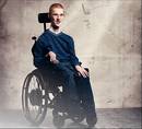 Das Bild zeigt das Coverfoto der Biografie von Gregor Loevenich, ein Porträt des jungen Mannes, im Rollstuhl sitzend und eine ansteckende Heiterkeit ausstrahelnd.