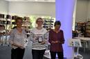 Büchereimitarbeiterin Martina Richter, Büchereileiterin Alexandra Oidtmann und Fördervereinsvorsitzende Verena Schloemer freuen sich über die neuen E-Book-Reader.