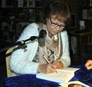 Anna Werner las in der Stadtbücherei Düren zum ersten Mal öffentlich aus ihrem Buch „Wie ein kurzer Sonnenstrahl“ und signierte anschließend ihre Bücher.