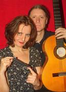Im Krimi-Kabarett „Mordsträume“ liest Jutta Wilbertz Kurzkrimis, begleitet von Thomas Wilbertz auf der Gitarre.